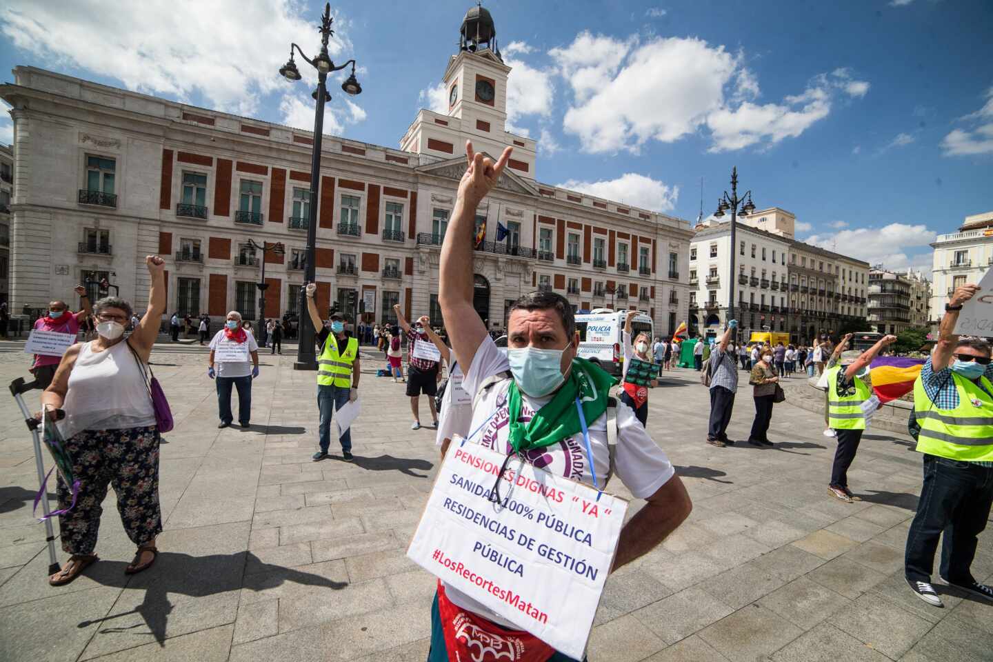 Los jubilados cobran de media un 51% más en las pensiones, según un informe del IAE