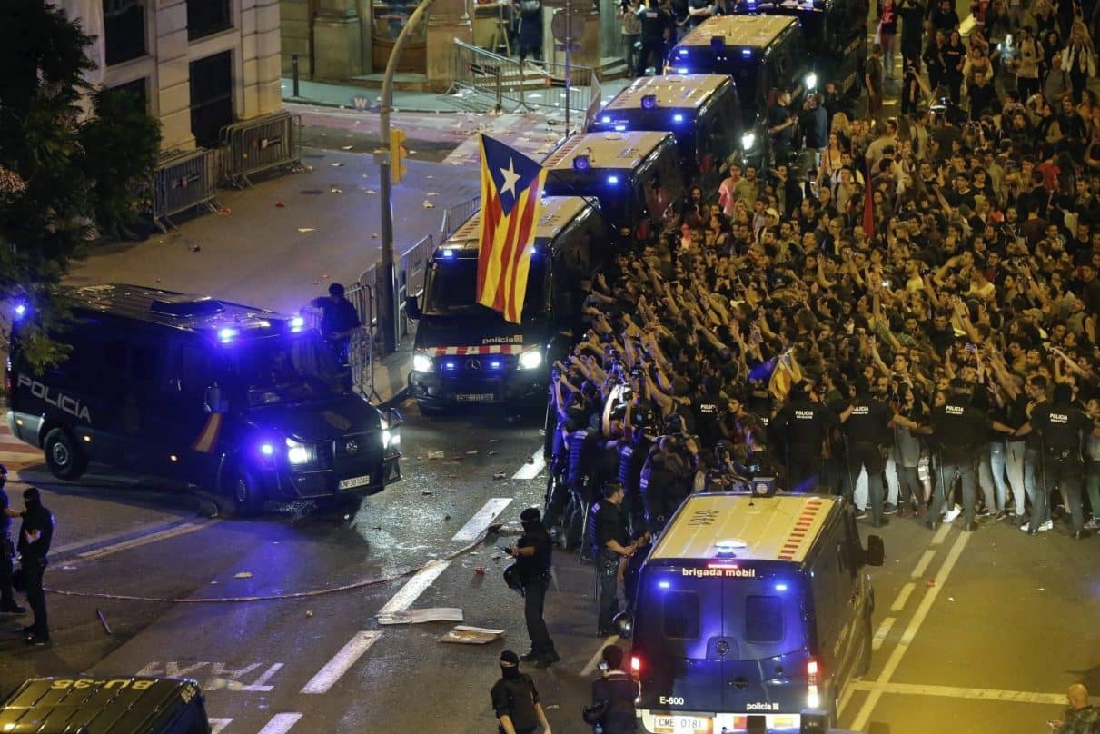 Referéndum 1-O: Manifestación frente a la Jefatura Superior de Policía de Barcelona.