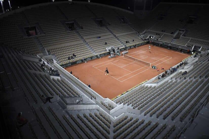 La soledad de los tenistas ante la inmensidad de una pista central
