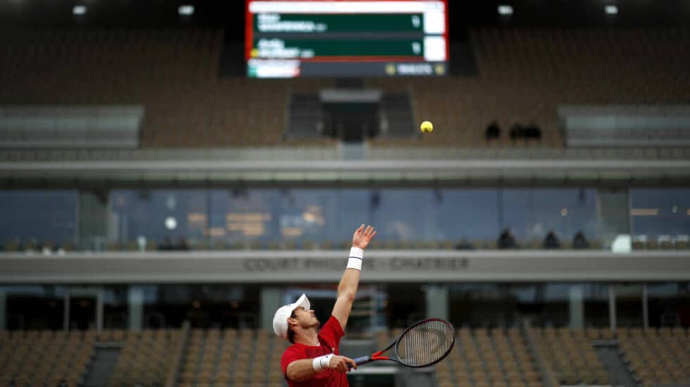 El tenista Andy Murray saca durante su partido de primera ronda ante Stan Wawrinka