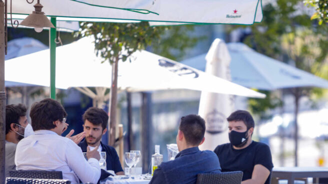 Clientes en una terraza de un bar.