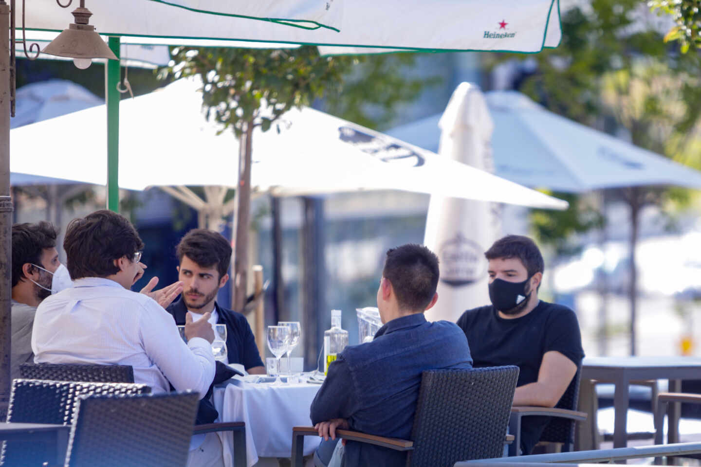 Clientes en una terraza de un bar.