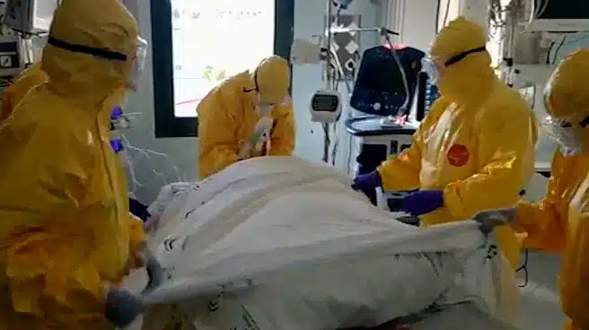 El escalofriante vídeo de un paciente ingresado en la UCI que refleja la realidad de la COVID