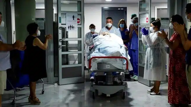 España suma 8.115 contagios pero los hospitalizados descienden en Madrid