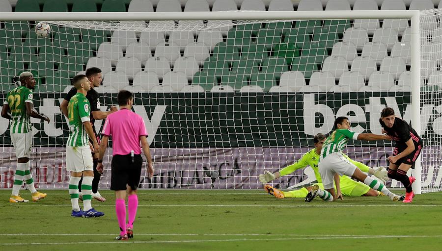 Fede Valverde anota el primer gol del Real Madrid en su partido contra el Betis.