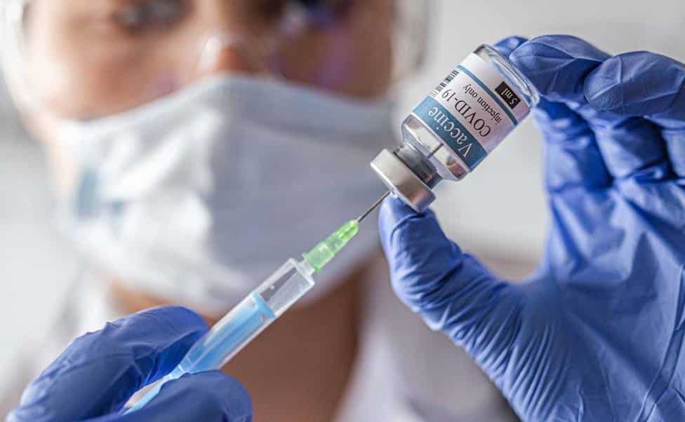 AstraZeneca suspende los ensayos de la vacuna de Oxford que España espera para diciembre