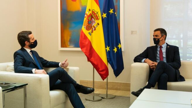 El presidente del Gobierno, Pedro Sánchez, y el líder de la oposición, Pablo Casado, durante una reunión en Moncloa.