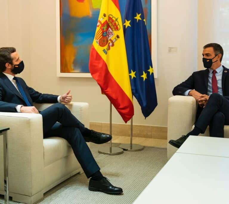 Sánchez llama a Casado para informar de la situación en Ucrania y el Gobierno pide a los españoles que se vayan del país
