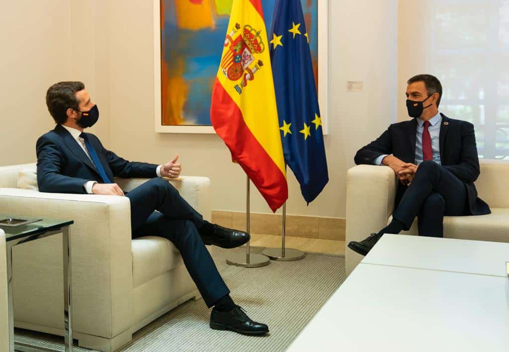 El presidente del Gobierno, Pedro Sánchez, y el líder de la oposición, Pablo Casado, durante una reunión en Moncloa.