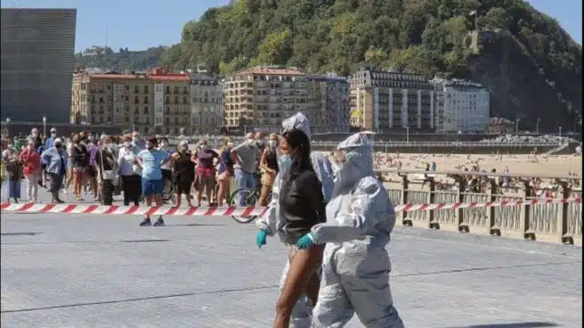 Detienen a una mujer en San Sebastián por practicar surf tras dar positivo en coronavirus