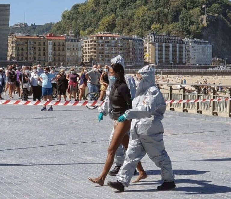 Detienen a una mujer en San Sebastián por practicar surf tras dar positivo en coronavirus