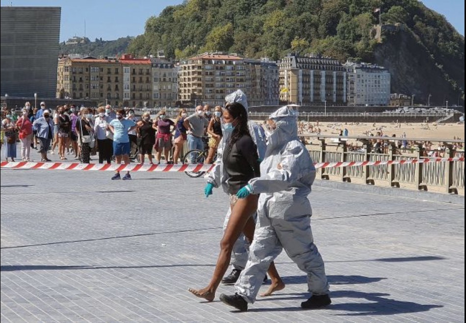 Detienen a una mujer en San Sebastián por practicar surf tras dar positivo en coronavirus