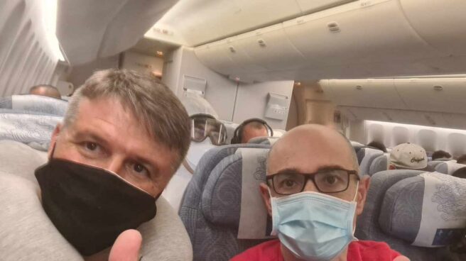 Pedro Morilla (izquierda), en el avión camino de Shanghai (China).
