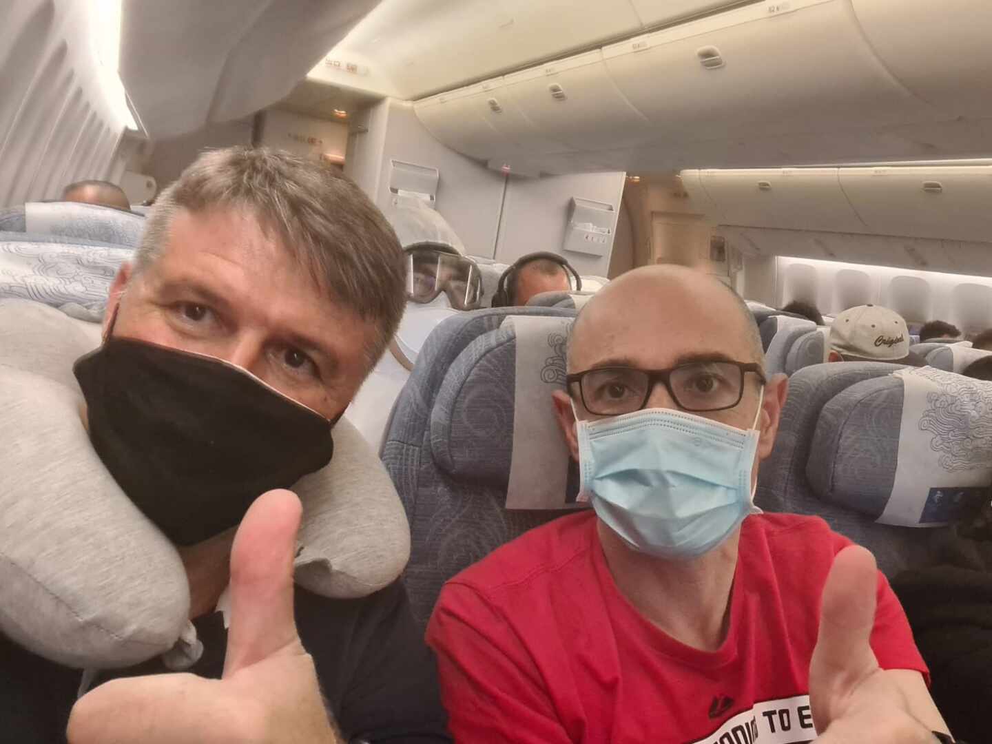 Pedro Morilla (izquierda), en el avión camino de Shanghai (China).