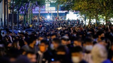 Cientos de madrileños vuelven a protestar junto a la Asamblea contra la "segregación clasista y la represión"