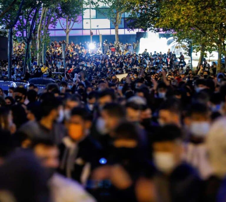 Cientos de madrileños vuelven a protestar junto a la Asamblea contra la "segregación clasista y la represión"