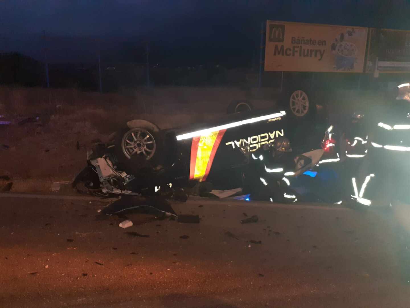 Un coche patrulla de la Policía Nacional, volcado tras ser embestido por un vehículo que transportaba droga en Algeciras en septiembre de 2020.