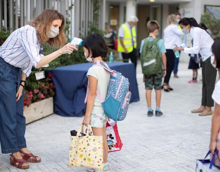 Termómetros, mascarillas y distancia: así ha abierto el primer colegio en España con medidas anticovid