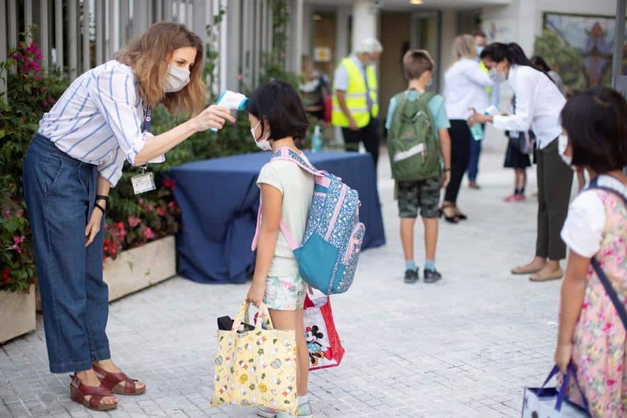 Termómetros, mascarillas y distancia: así ha abierto el primer colegio en España con medidas anticovid