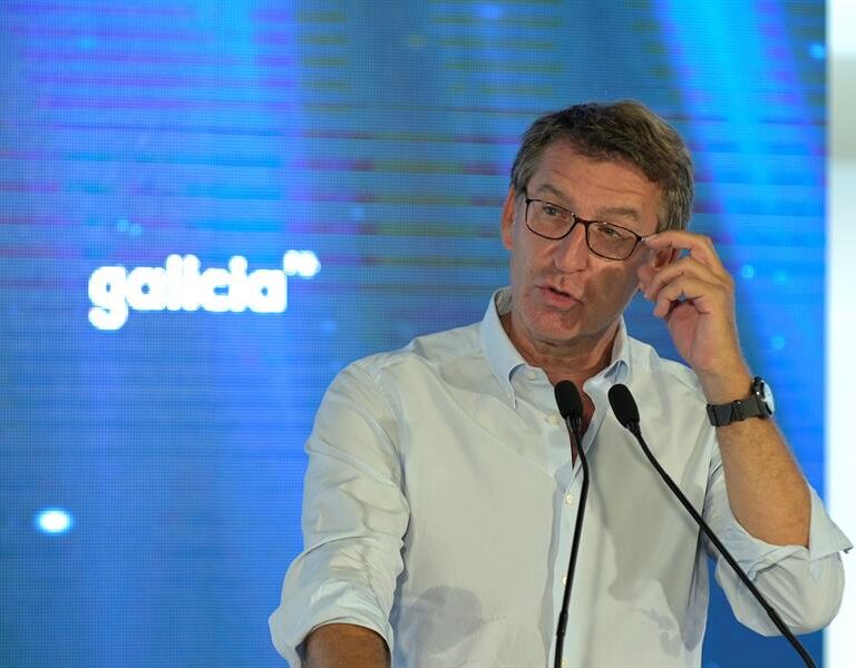 Feijóo censura el "inaudito" espectáculo del Gobierno con Madrid