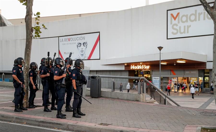 Antidisturbios en las manifestaciones contra los confinamientos en los distritos del sur.