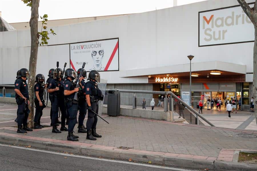 Antidisturbios en las manifestaciones contra los confinamientos en los distritos del sur.