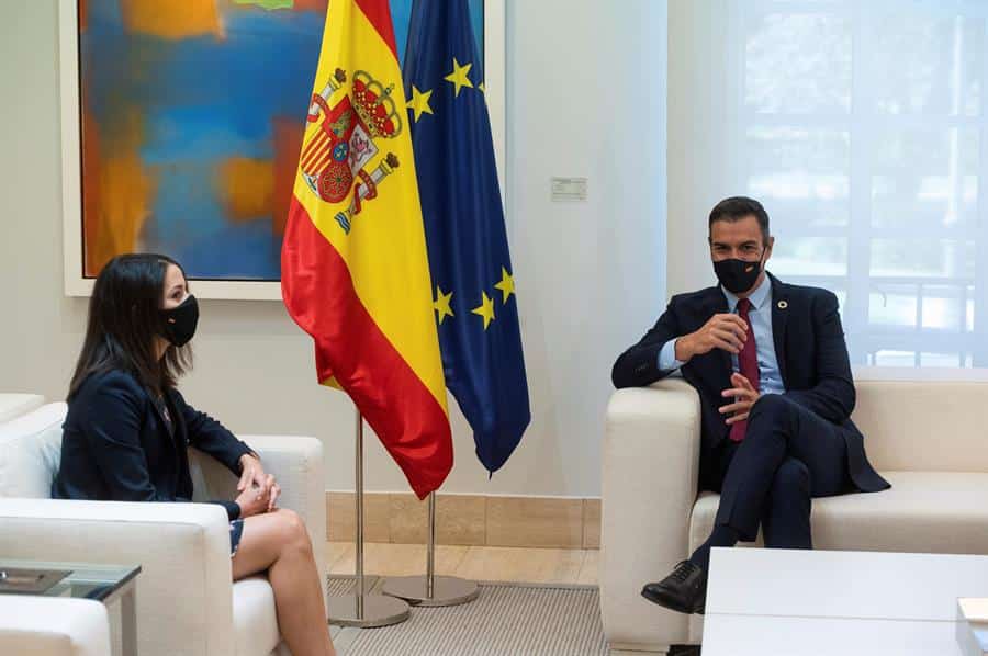 Inés Arrimadas y Pedro Sánchez, reunidos en Moncloa.