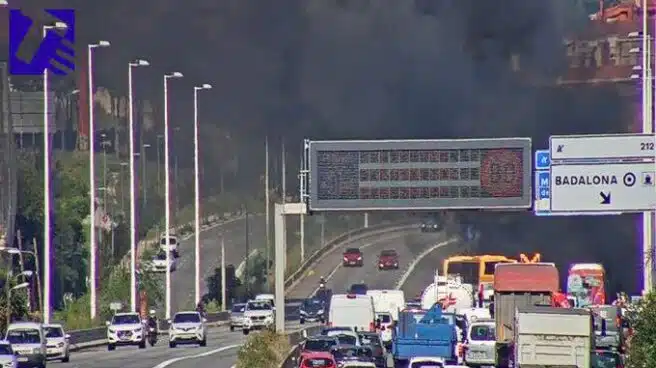 Un autobús en llamas provoca una explosión y una gran columna de humo en Badalona