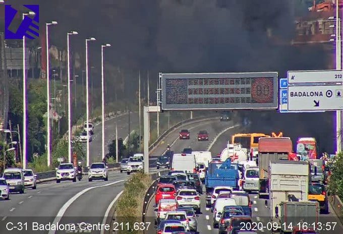 Un autobús en llamas provoca una explosión y una gran columna de humo en Badalona