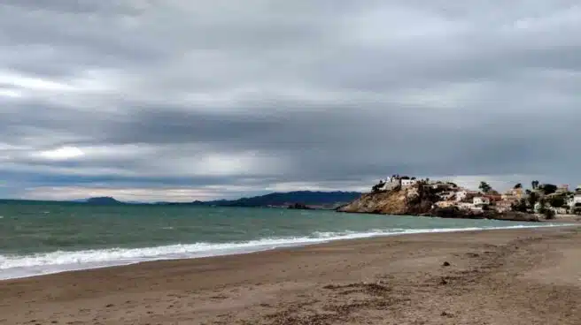 Una mujer sufre una brutal agresión sexual a plena luz del día en una playa de Mazarrón