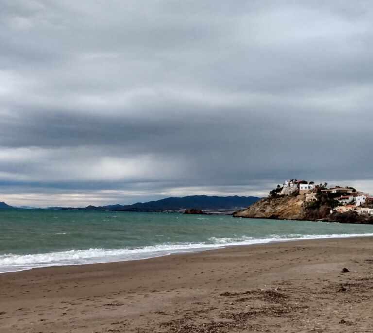 Una mujer sufre una brutal agresión sexual a plena luz del día en una playa de Mazarrón