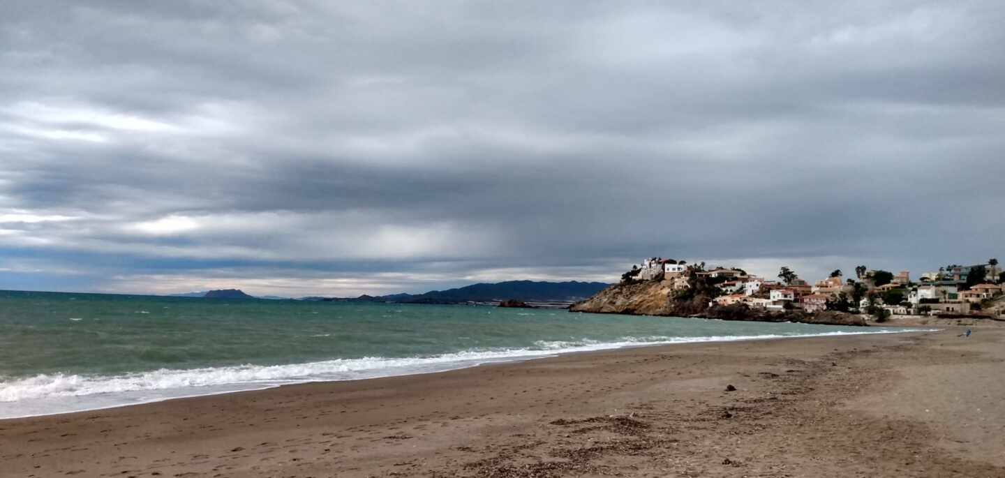Una mujer sufre una brutal agresión sexual a plena luz del día en una playa de Mazarrón