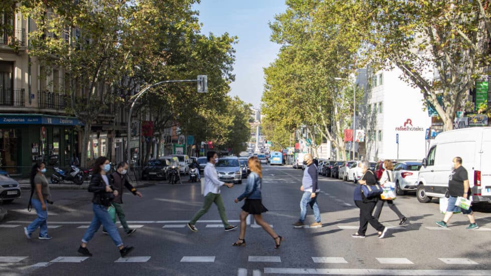 La calle Alcalá marca la divisoria entre una zona con movilidad restringida y otra sin restricciones