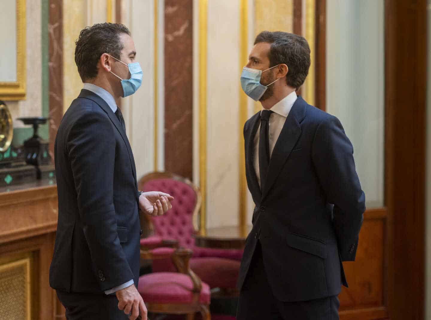 Pablo Casado habla con el 'número dos' del partido, Teodoro García Egea, en el Congreso.