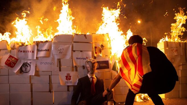 Radicales de los CDR queman una imagen de Felipe VI en Barcelona.