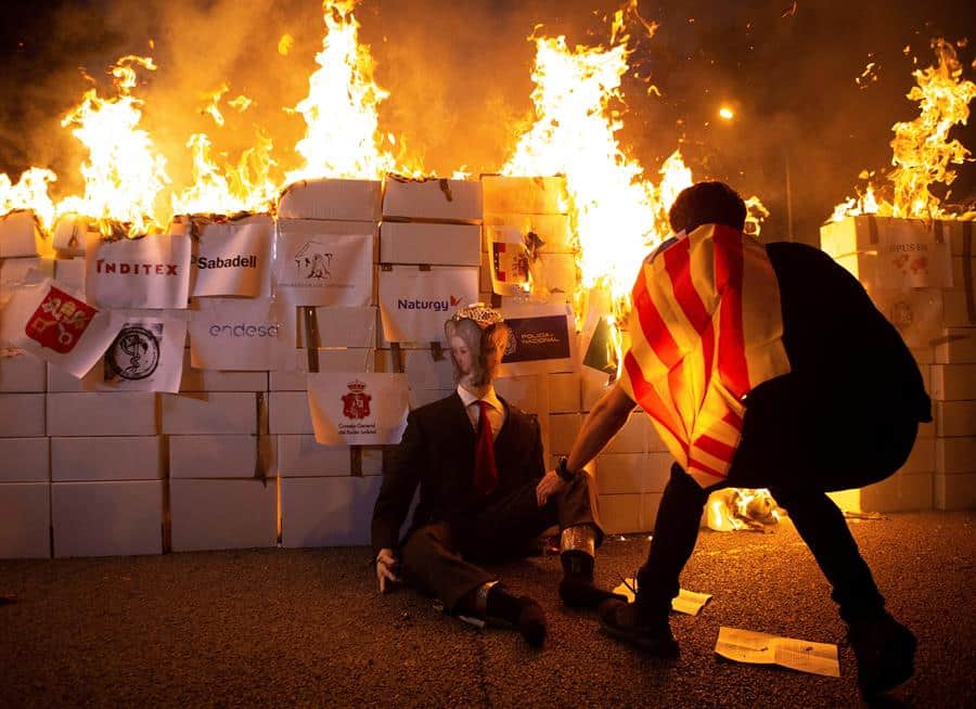 Radicales de los CDR queman una imagen de Felipe VI en Barcelona.