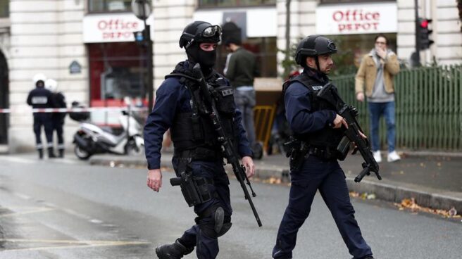 Agentes armados responden al ataque junto a la sede de Charlie Hebdo.