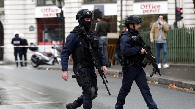 Agentes armados responden al ataque junto a la sede de Charlie Hebdo. Agentes armados responden al ataque junto a la sede de Charlie Hebdo.