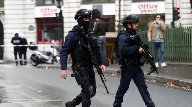 Al menos cuatro apuñalados en un ataque junto a la sede de Charlie Hebdo en París
