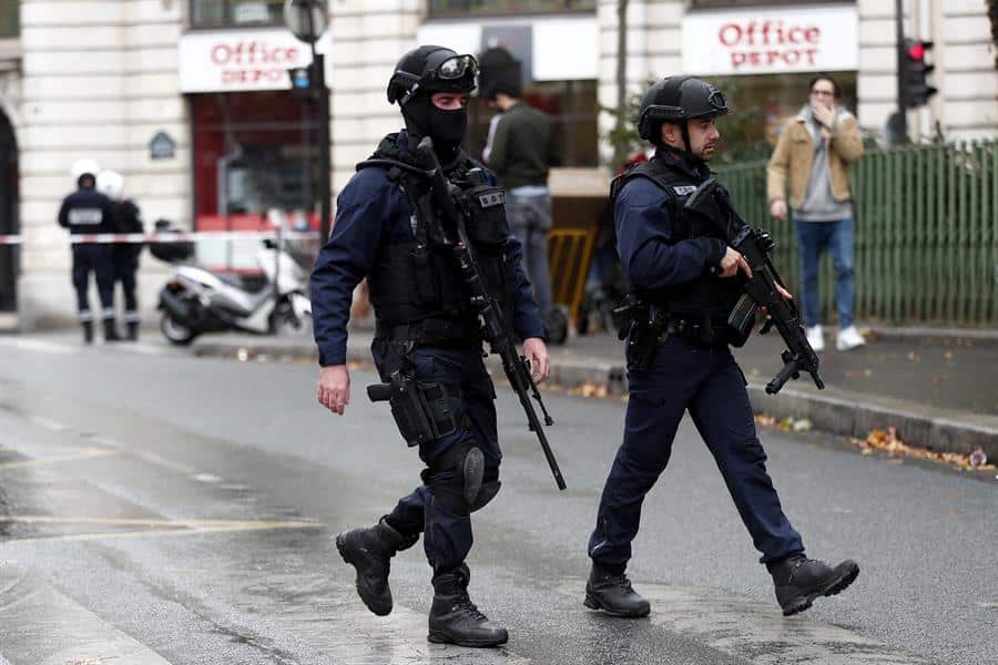 Agentes armados responden al ataque junto a la sede de Charlie Hebdo.