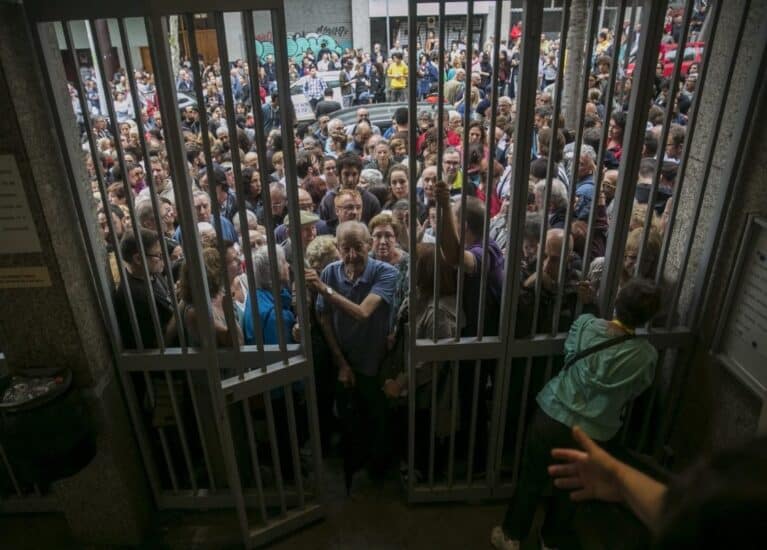 Numerosas personas hacen cola en el instituto Moisés Broggi de Barcelona para votar en el referéndum sobre la independencia de Cataluña, suspendido por el Tribunal Constitucional.