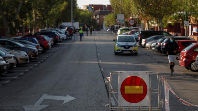 Una patrulla municipal monta un control en los barrios confinados de Alcobendas.