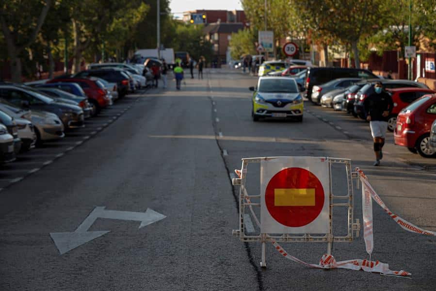 Una patrulla municipal monta un control en los barrios confinados de Alcobendas.