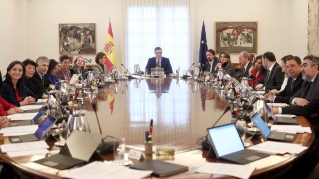 El Estado ha comprado ya más de 9.500 portátiles para que los funcionarios hagan teletrabajo Pedro Sánchez y sus ministros, en una de las reuniones semanales de los martes.