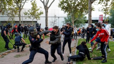 Disturbios entre Policía y 'antifas' en una manifestación contra los confinamientos en Vallecas