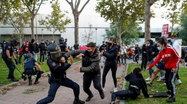 Disturbios entre Policía y 'antifas' en una manifestación contra los confinamientos en Vallecas
