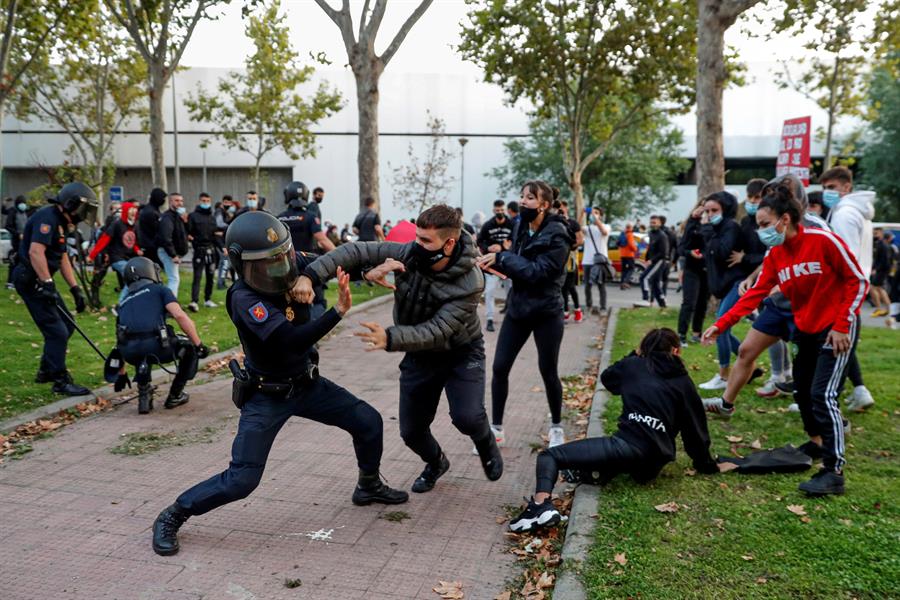 Disturbios en Vallecas entre policías y manifestantes.