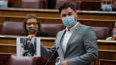 Rufián saca una foto del Rey con Franco: "Es el diputado 53 de Vox"