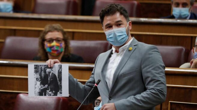 Rufián muestra una fotografía del Rey Felipe VI con Franco