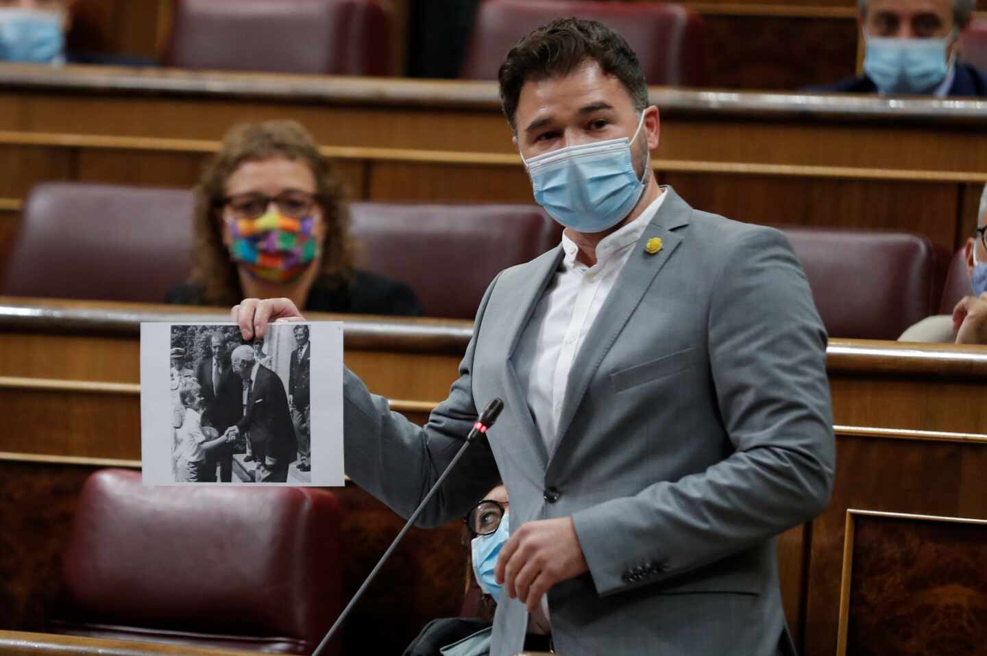 Rufián muestra una fotografía del Rey Felipe VI con Franco